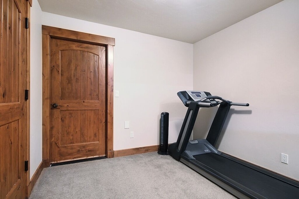 Mountain Majesty Manor 5 Bedroom Home by RedAwning