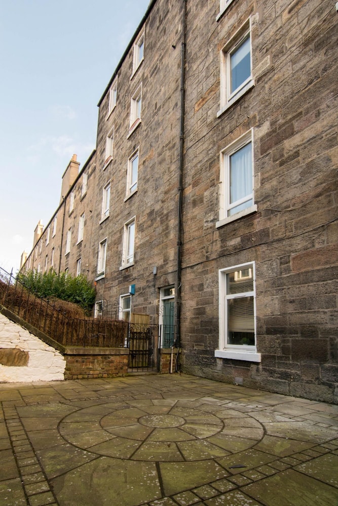 427 Pleasant 1 Bedroom Apartment in Abbeyhill Colonies Near Holyrood Park view 2