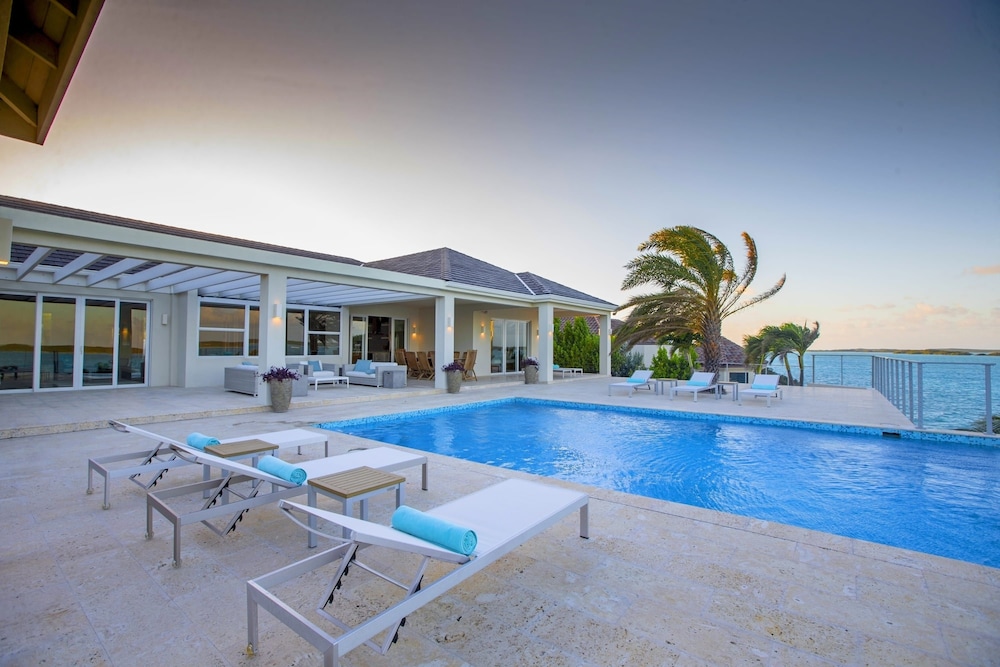 5 BR Waterfront Villa On Chalk Sound Blue Water