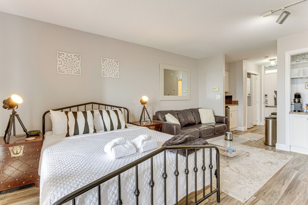 8 Mi to Traverse City: Bayside Couples Retreat
