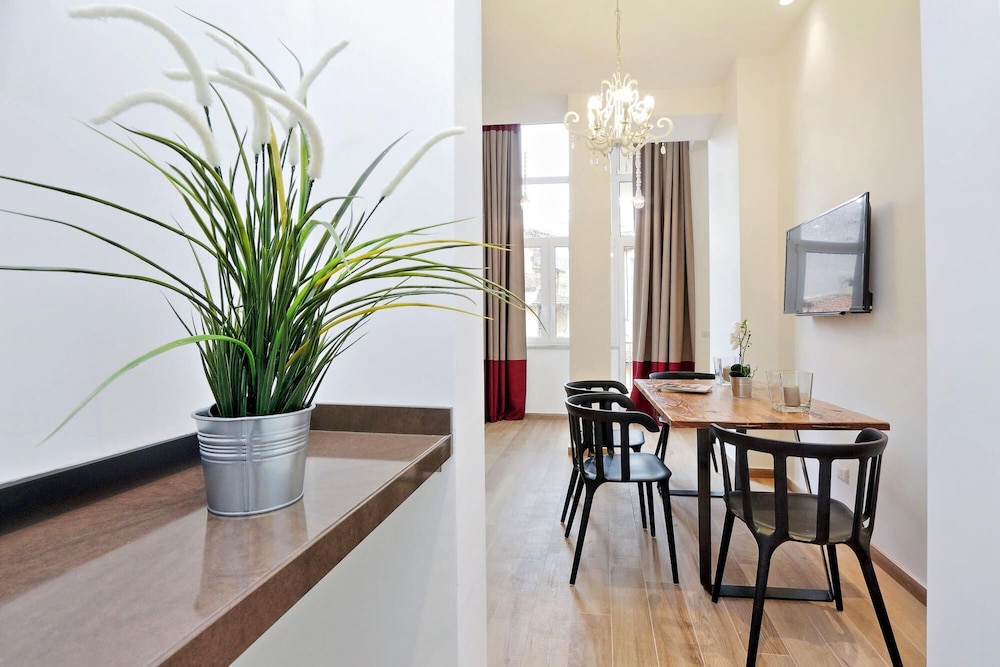 Rm-h501-pale6h3 Monti Apartments - M12