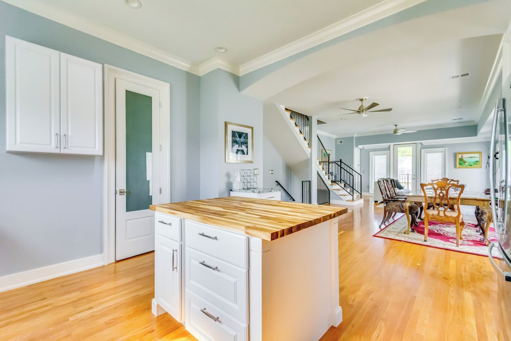 2 Mi to Little Rock River Market: Walkable Getaway