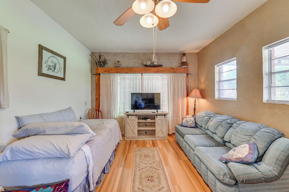 1 Mi to Boat Ramp: Lake Texoma Getaway w/ Deck
