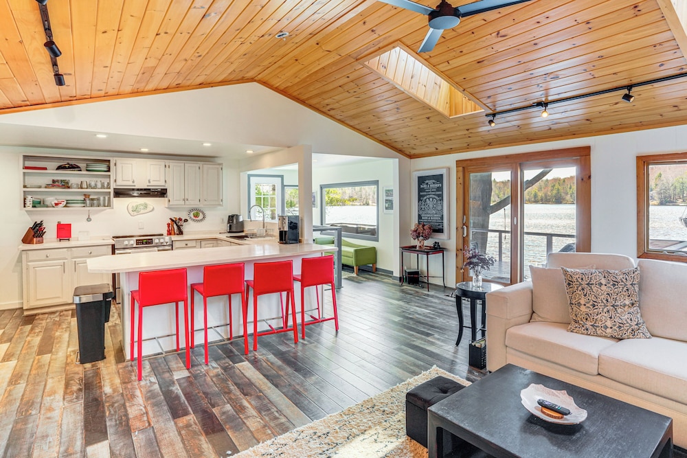 Watercrafts & Dock: Stunning Lakehouse in Becket!