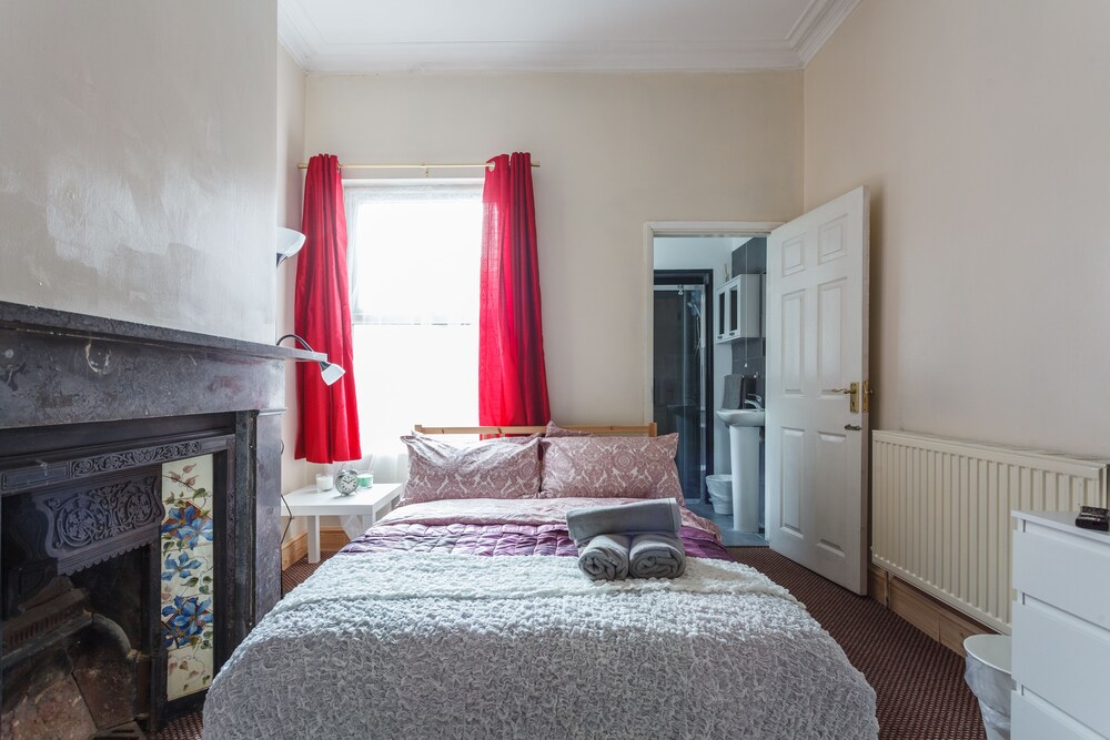 Shirley House Self Catering Guest House, 5 min Drive to Cruise Ship Terminals and City Centre view 3