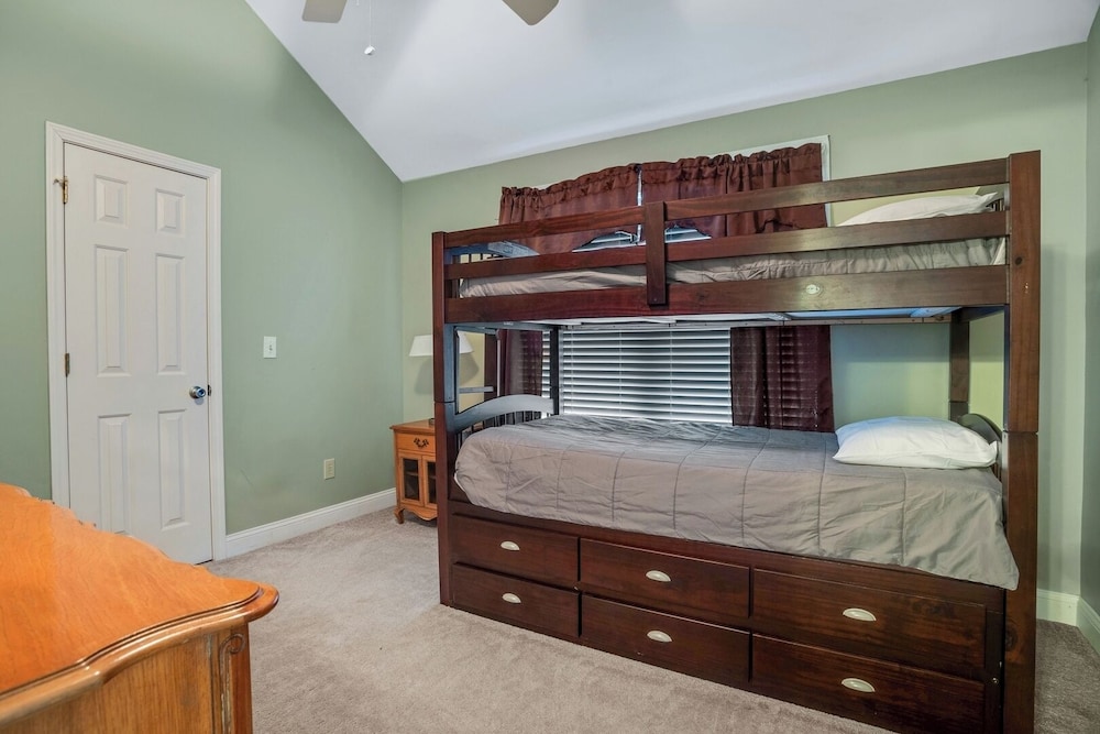 Luxury Lakefront 4br: Jacuzzi, Game Room & Wi-fi