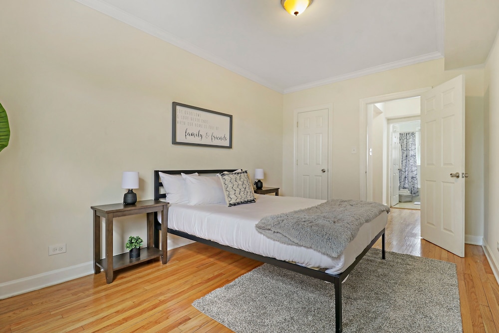 Chic 2BR Near Irving Park - Cullom D3