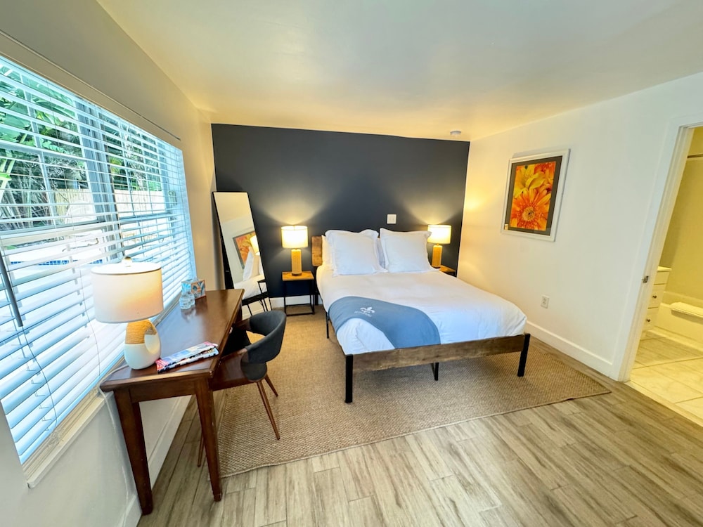 Islands Inn on the Drive - Poolside Paradise - Queen Bed - B2