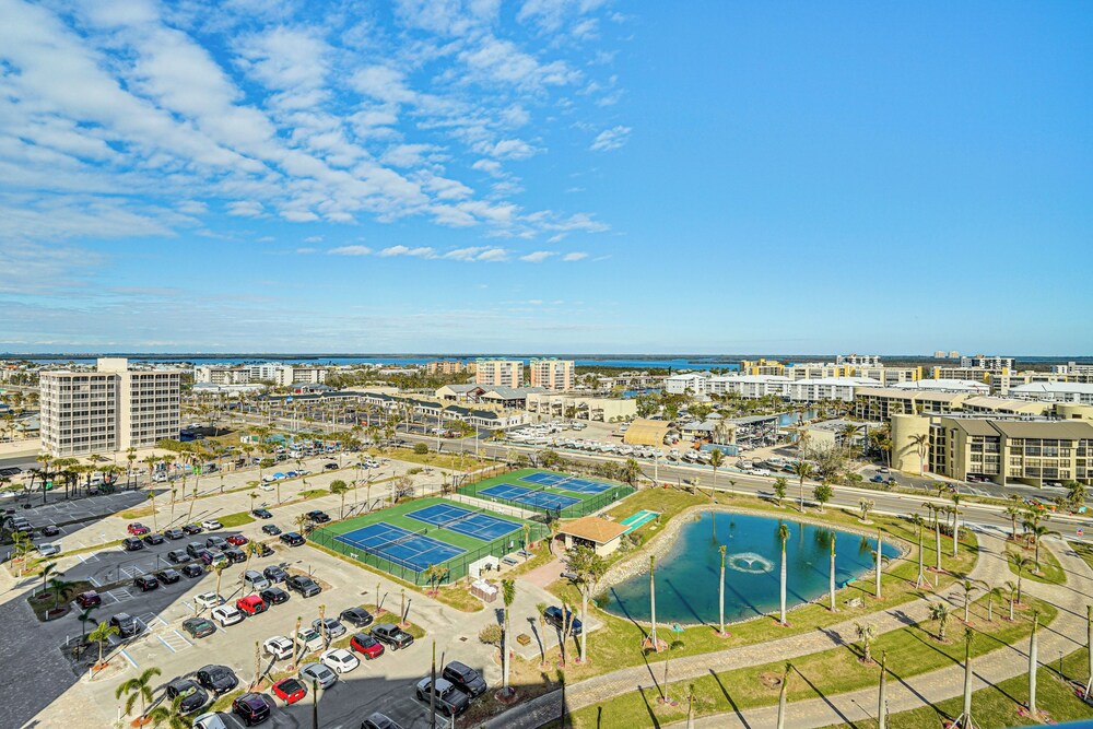 Beachfront Condo w/ Bay View in Fort Myers Beach!