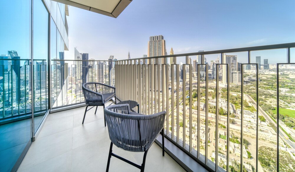 Classy Downtown 2BR w City View Balcony