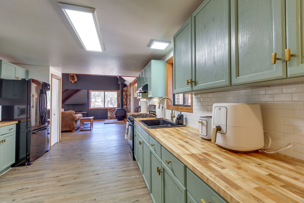 Cozy Show Low Cottage w/ Wood-burning Stove view 3