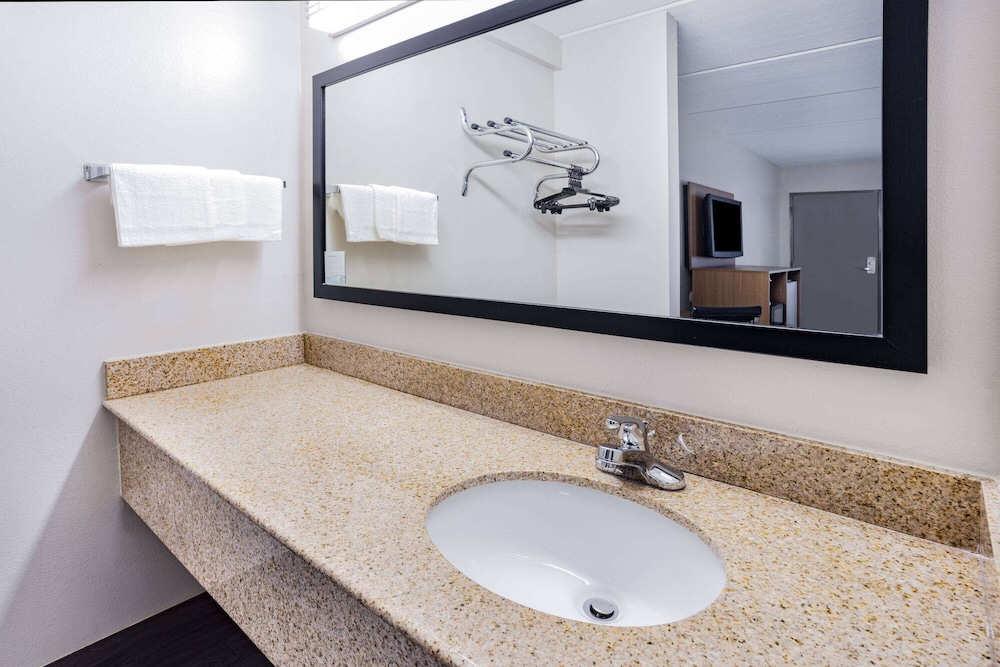 Days Inn by Wyndham Leeds - Property Image 3