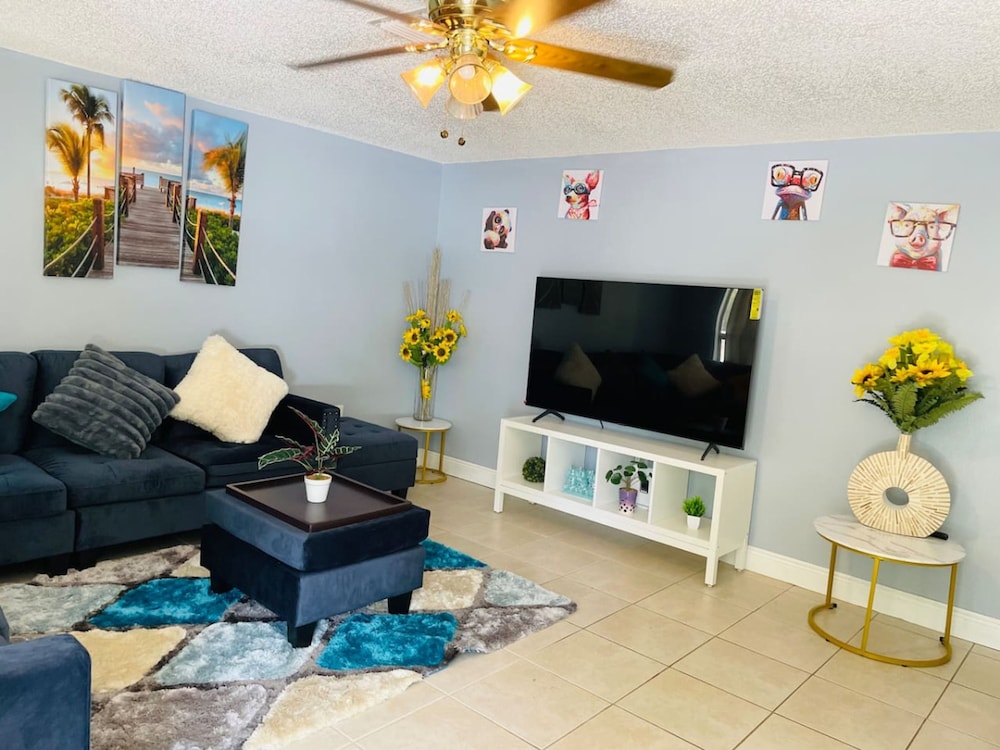 Home Close to Saint Pete Pier Quiet Spacious