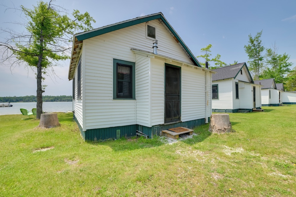 Les Cheneaux Islands Cabin 4 w/ Deck: Pet Friendly