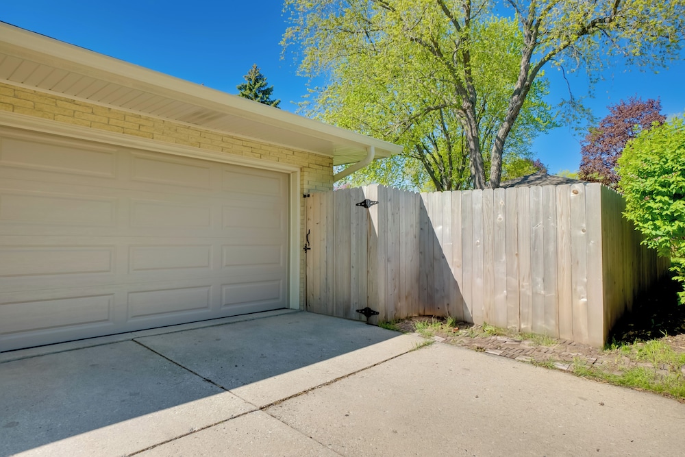 Cozy Milwaukee Apartment w/ Deck, 2 Mi to Airport!