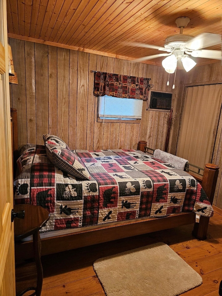 Butler's Bay Teal Lake 4 Bedroom Hotel Room by RedAwning