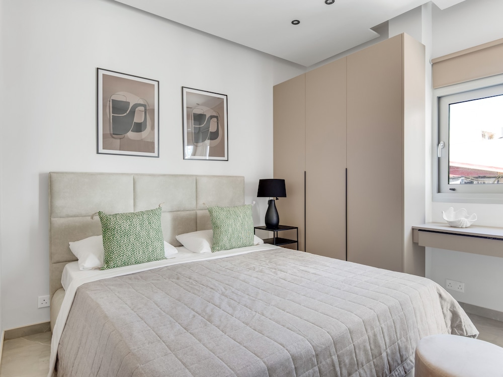 Sanders Crystal - Inviting  2-bdr Apt w Balcony view 4