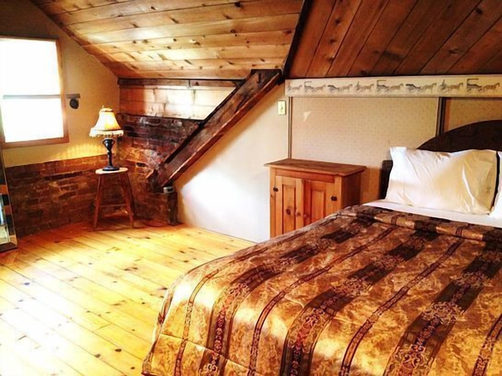 Brockville Vacations - The Noble Suites - Property Image 63