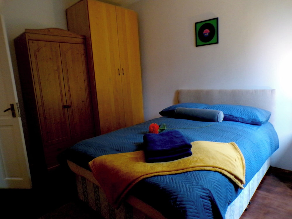 Apartmentsleeps7-paddington-balcony-bbq-ac