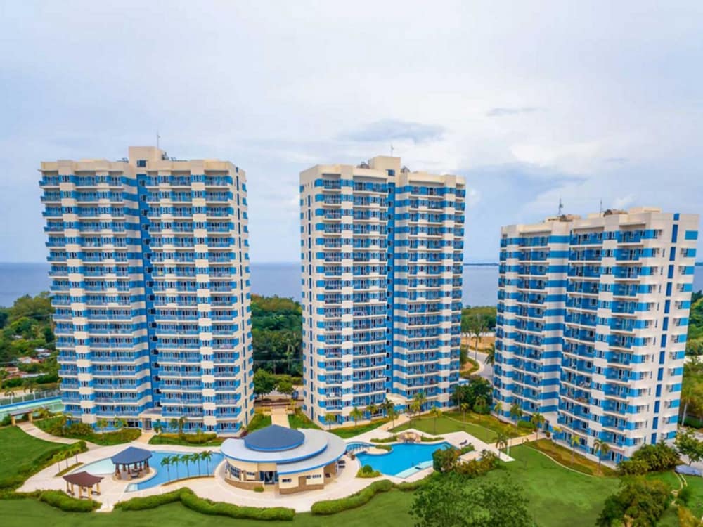 Spacious Studio Unit With Balcony and Seaview
