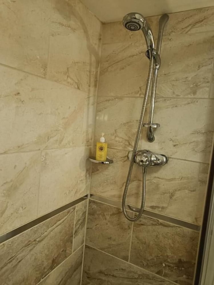 Mayville House Apartment