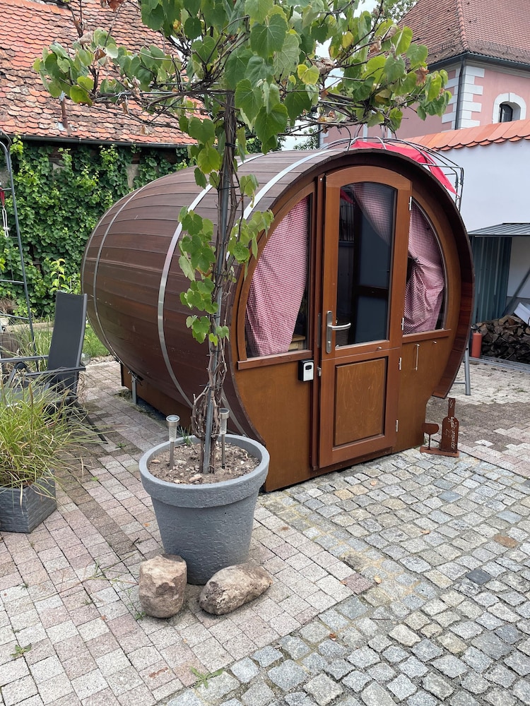 Schlafen im Weinfass
