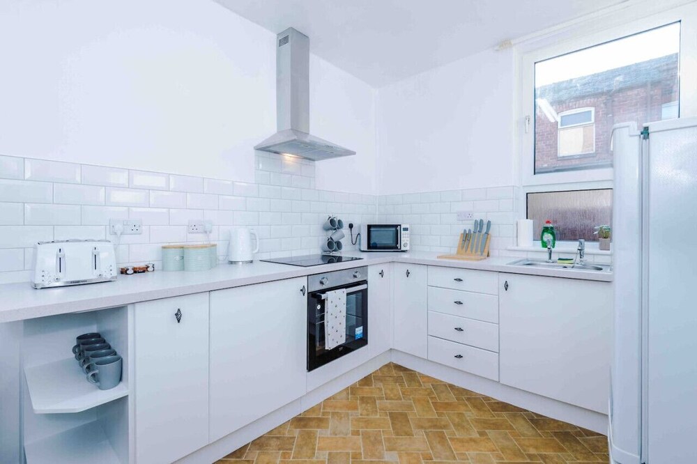 Comfy Four Bedroom House with parking