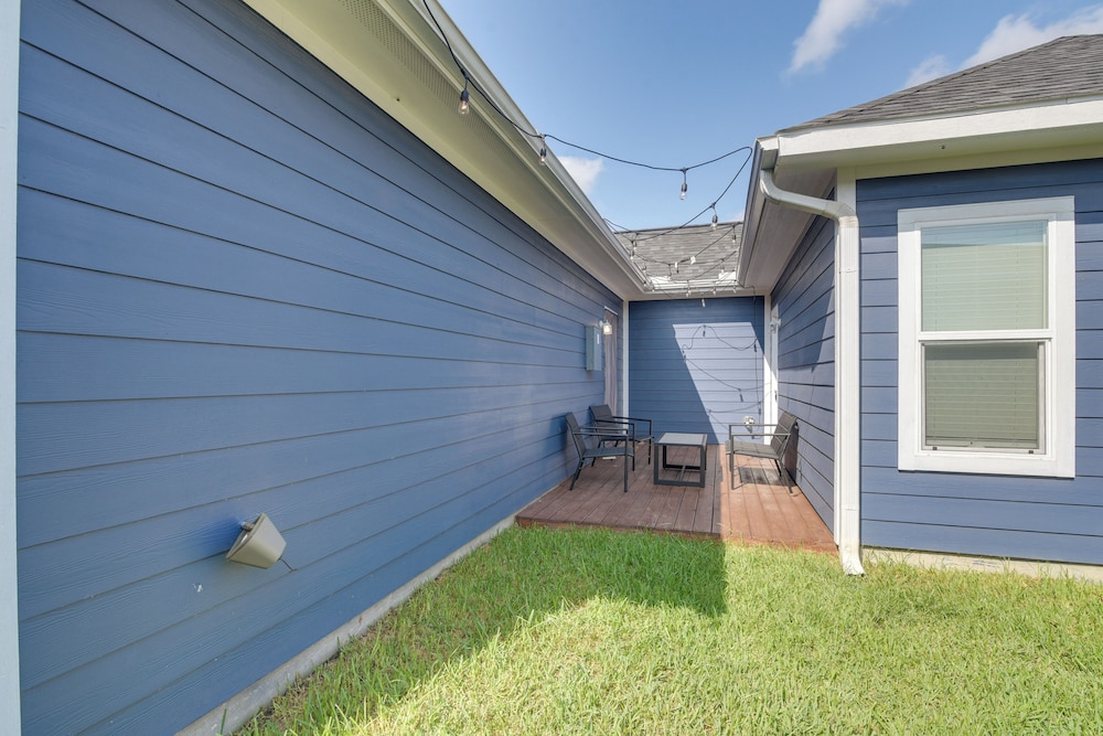 Patio & Fenced Yard: Home Close to Dtwn Houston!