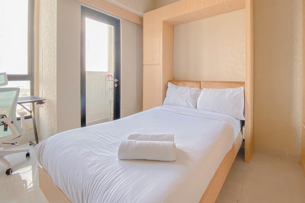 Comfortable And Modern Studio At Apartment The Alton