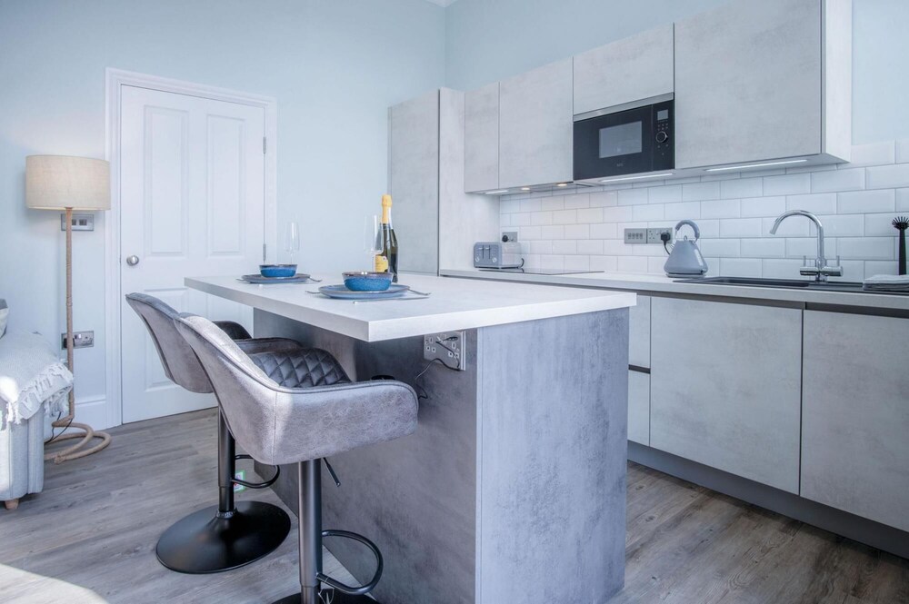 No 6 Croft House - Luxury 1 Bed Apartment - Tenby view 3