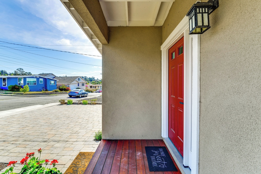 1 Mi to Downtown Benicia: Scenic Cliffside Escape
