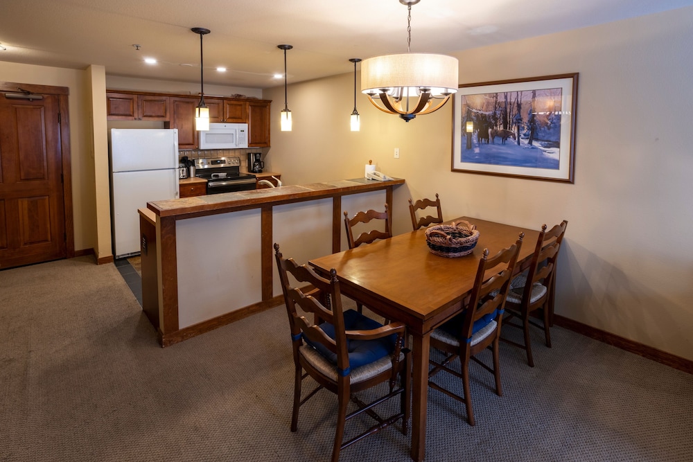 3413 - One Bedroom + Den Standard Powderhorn Lodge 1 Condo