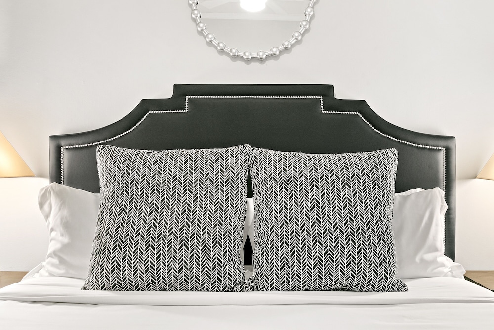 Chic 2BR Escape - Buckingham 1