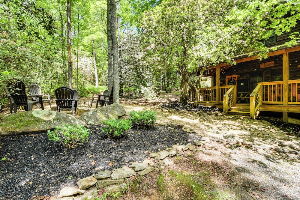 5 Mi to Unicoi State Park & Lake: Hot Tub Haven!