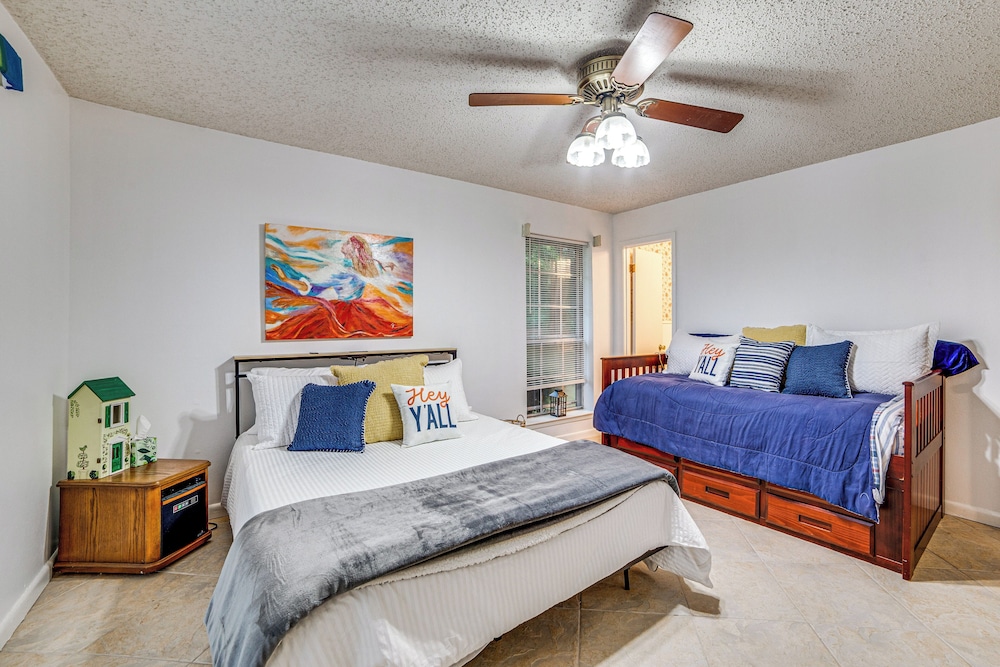 Family Getaway on 4 Acres in Mineola!