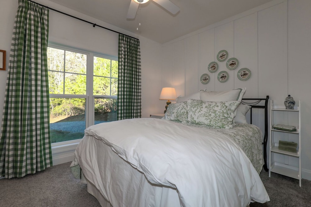 Scenic 4BR 2BA Lake Burton Home