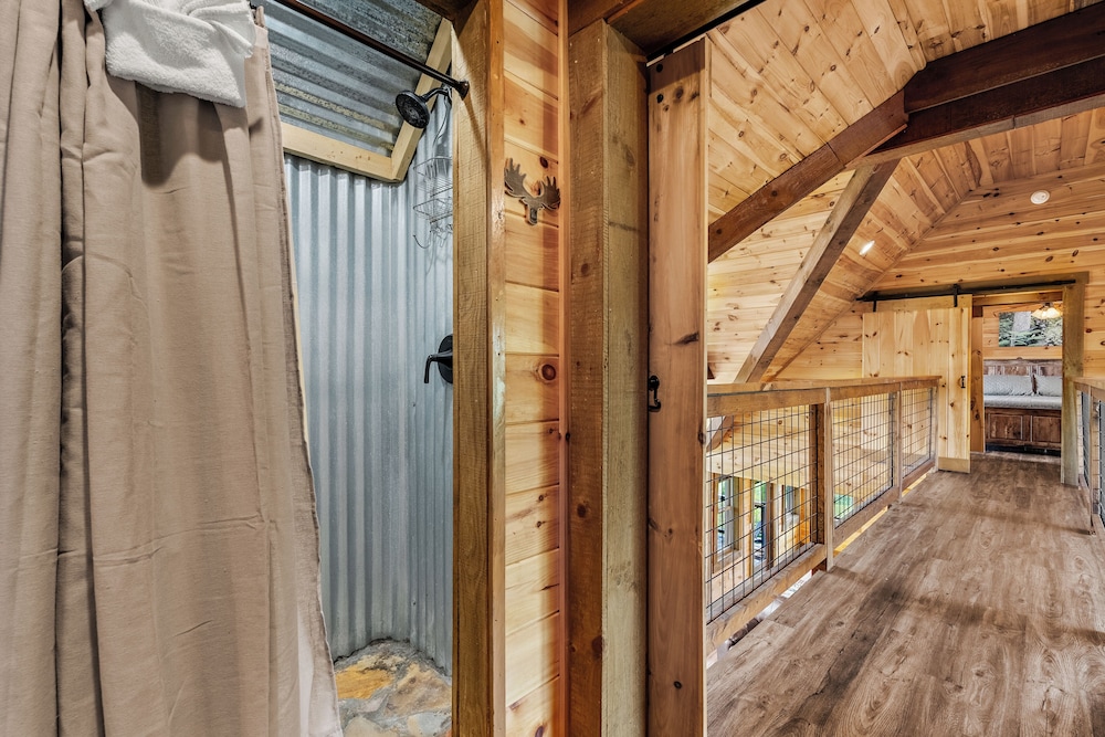 Amazing View Cabin w Gameroom Hot Tub Fire Pit
