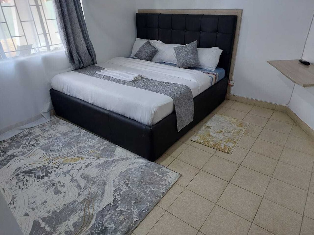 White House Lounge & Accommodation