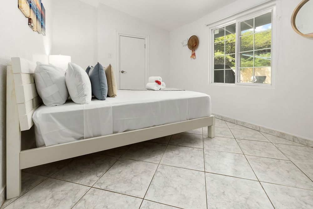 Cozy 3BR Town Home in Gated Community Palm Beach