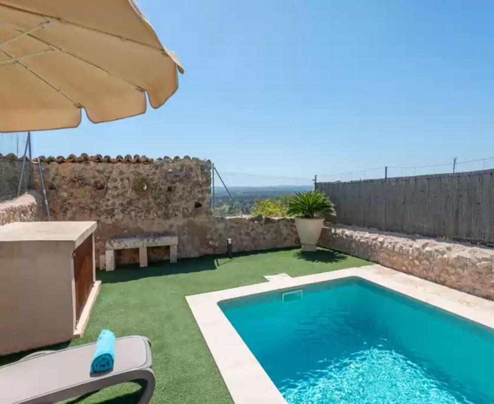 Villa in Buger With Pool & Mountain Views