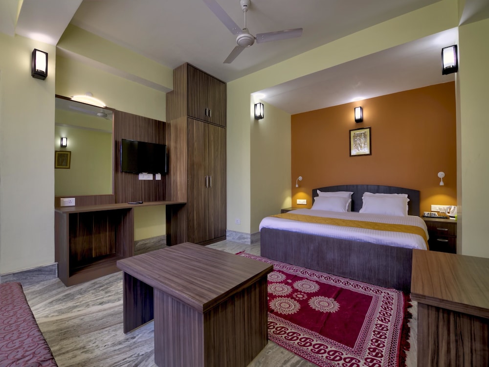 OYO 13465 Greendot Hotel