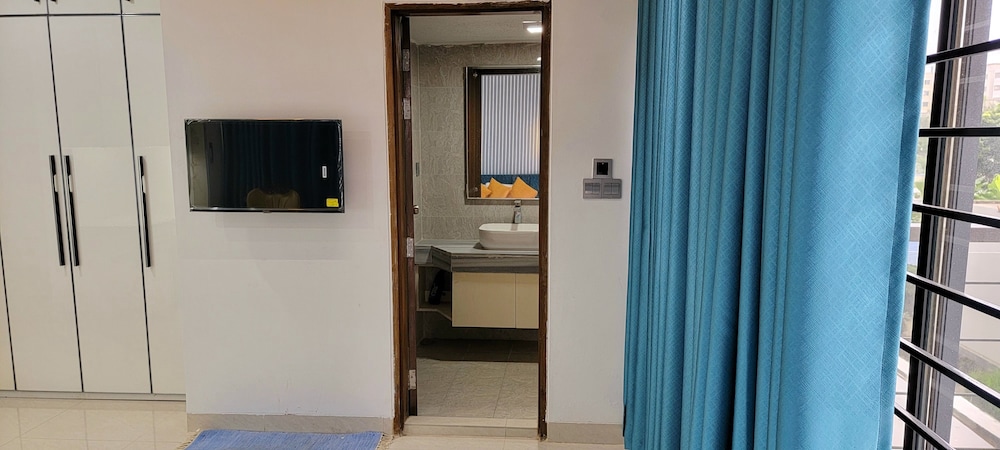Luxurious 3-bhk Highly Secured & Close to Airport