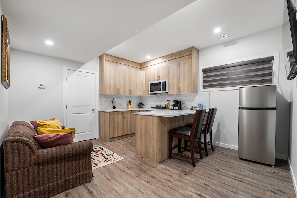 Affordable Long-term Stays Welcome 1BR Suite