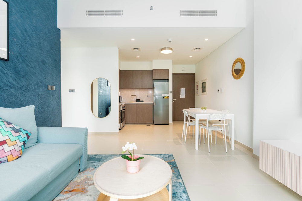 Lux BnB Act-1 Tower I Boulevard Views