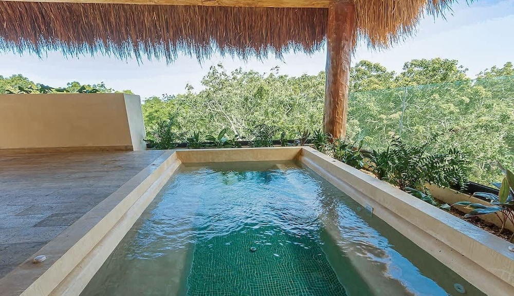 2 Br. Roof W/infinity Pool + Jacuzzi Spacious