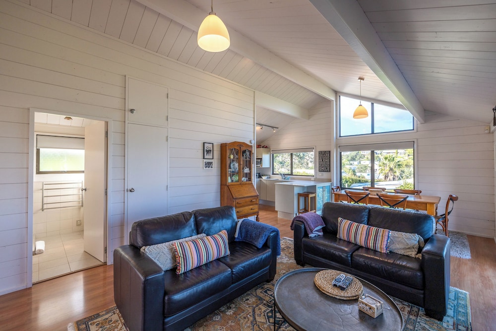 Matai Cottage in Oneroa with Sea Views
