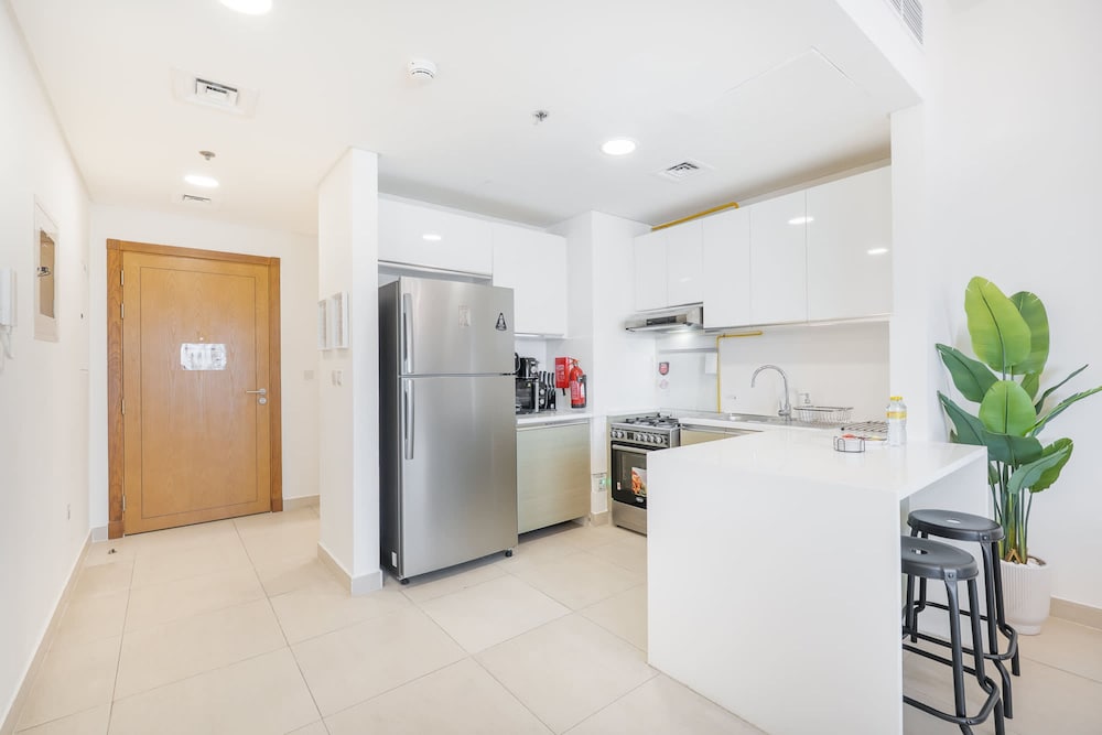 Stylish 1-bedroom Retreat With Pool in Vibrant Jumeirah Golf Estates
