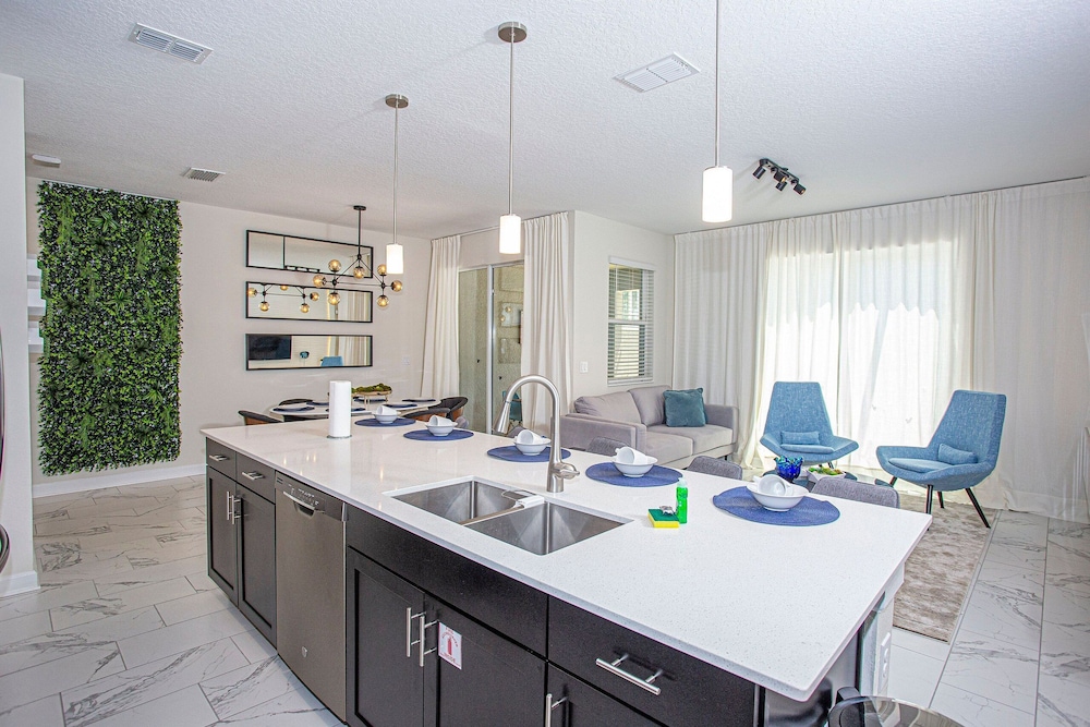 396 - 4bd/3ba Luxurious Homechampions Gate Resort
