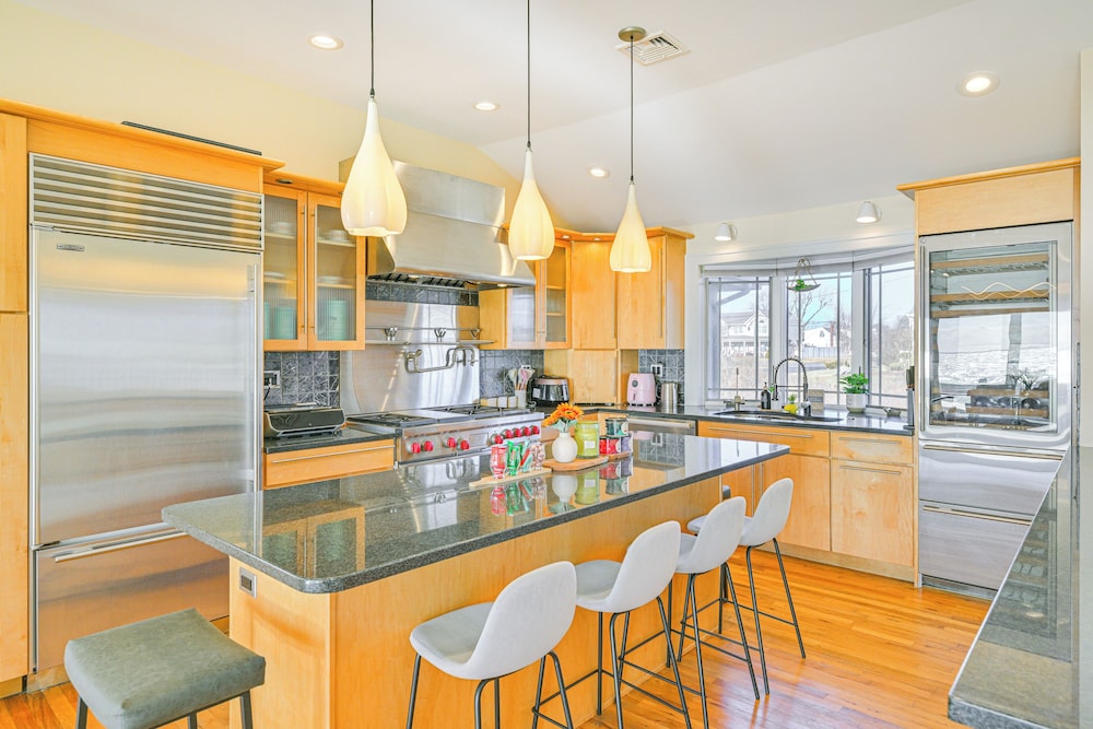 Bayfront Home in Patchogue w/ Deck & Fishing Dock
