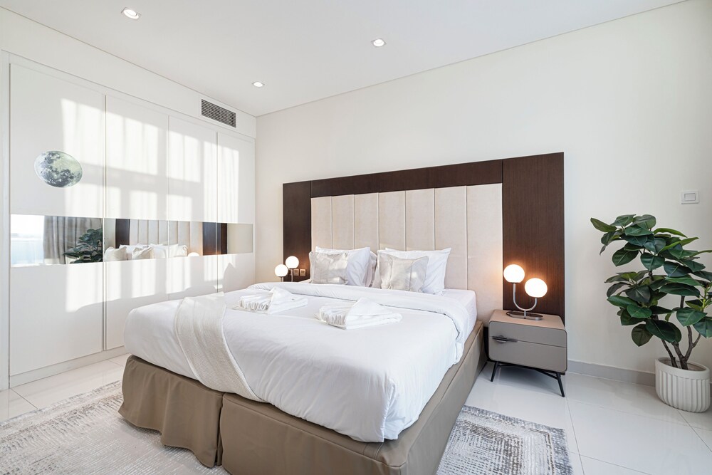 DAMAC Suites by Hostiva – Burj & Fountain